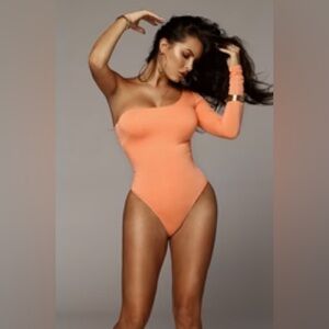 Jlux Label WORN ONCE Peach Marvel
JLUXBASIX
One Shoulder
Bodysuit -
Small